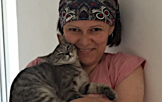 На фото клинер по уборке квартир.