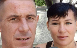 На фото мастер по поклейке обоев.