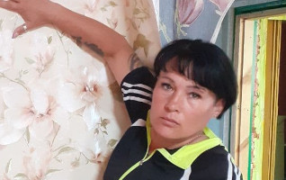 На фото мастер по поклейки обоев.